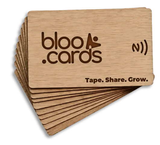 Carte bloo.Cards en bois avec technologie NFC intégrée, alliant durabilité et innovation.